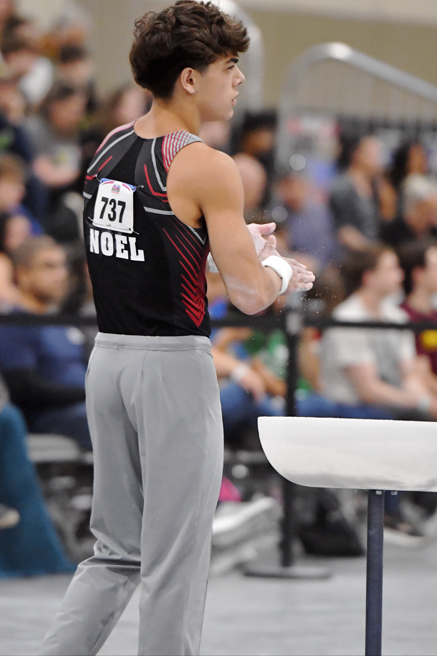 Alex Noel chalking up at competition