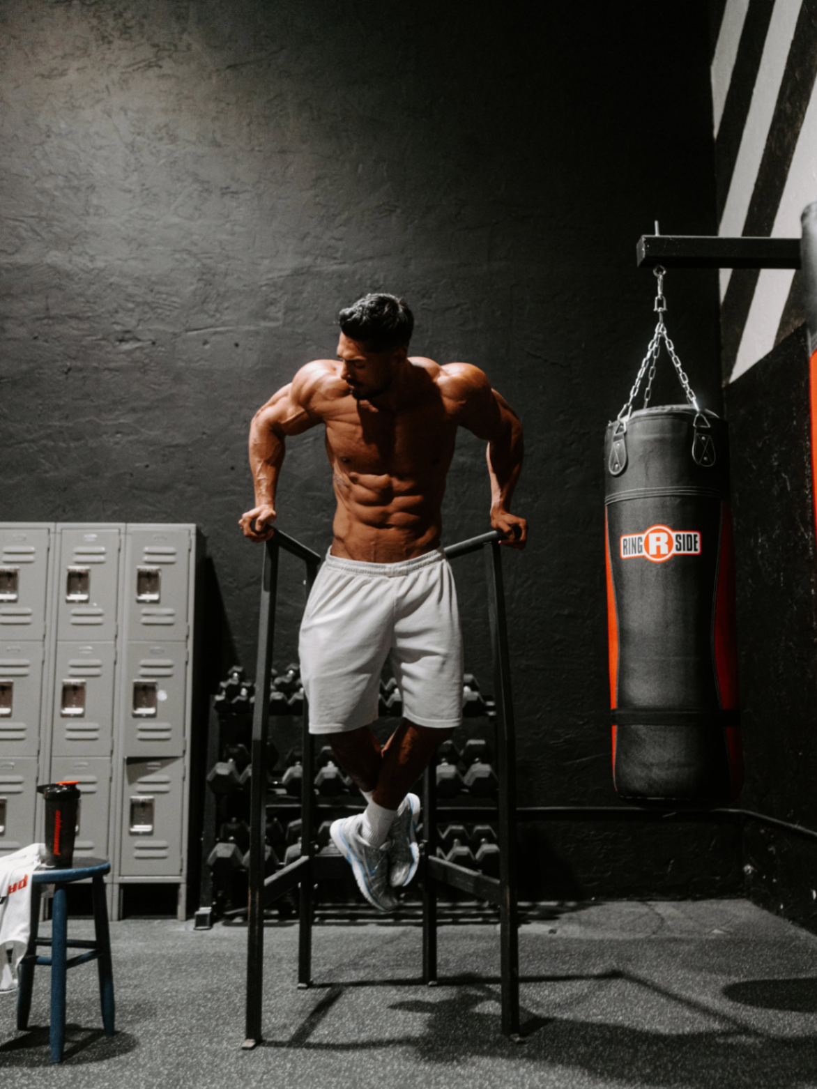 Andrei Deiu doing dips in a dark gym