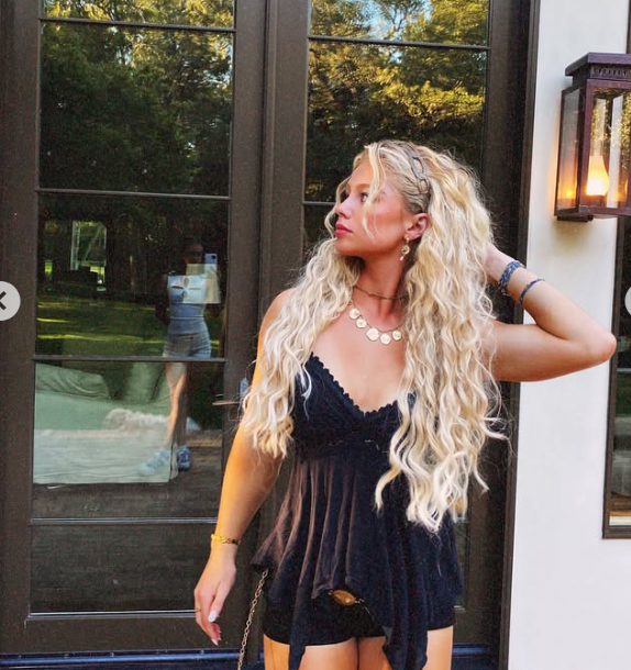 Gianna in a black look outdoors