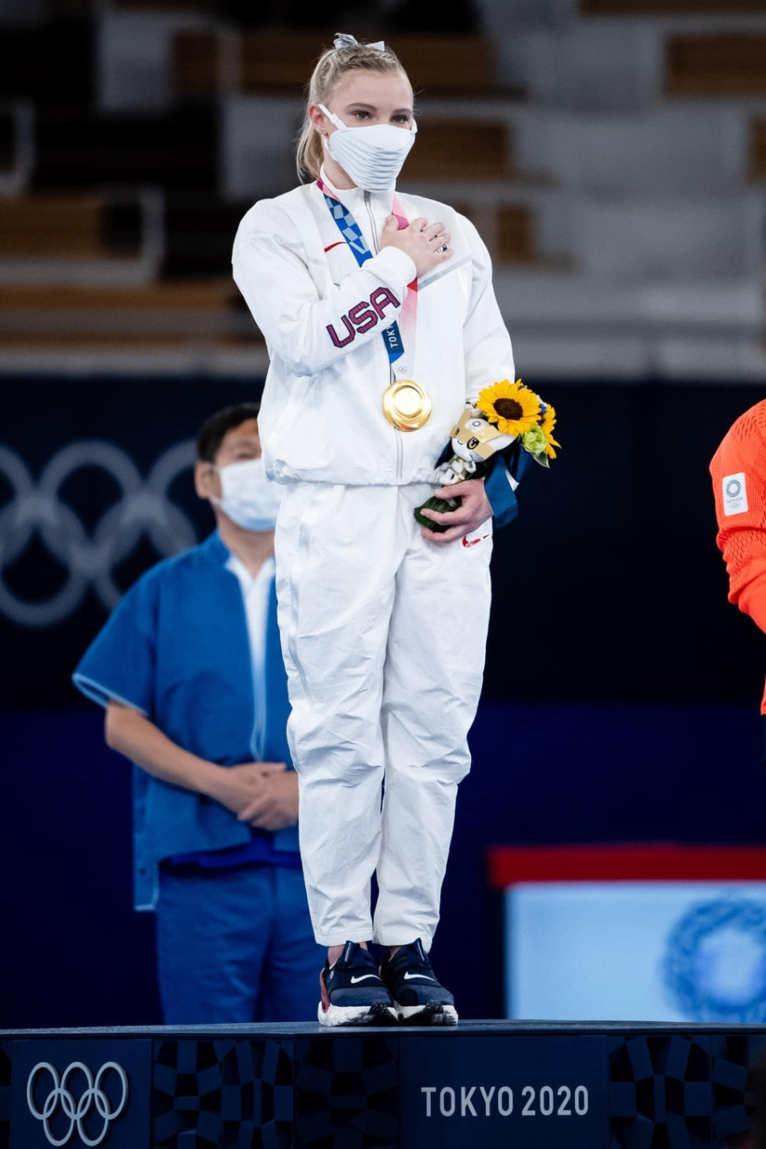 Jade Carey on the Tokyo 2020 Olympic podium with her gold medal