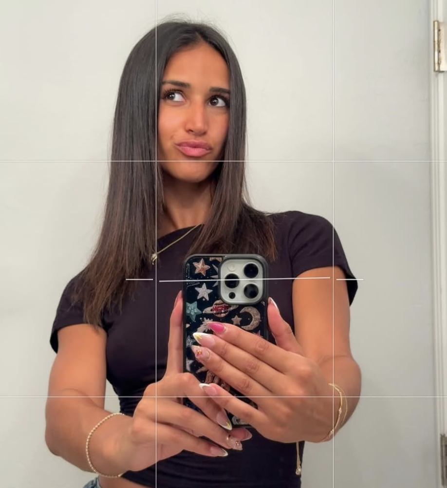Bella Nilsen mirror selfie showing off lifestyle content